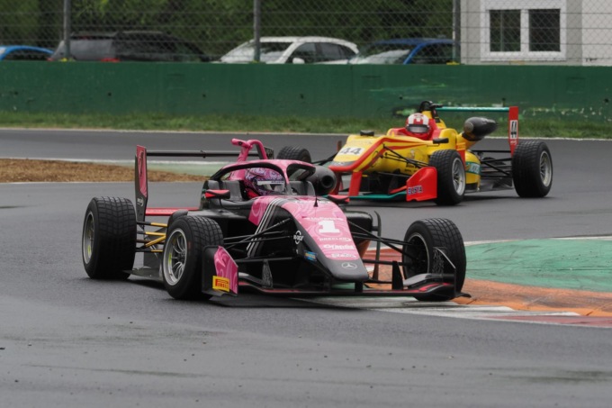 Feature Race, in Autodromo vince Benjámin Berta