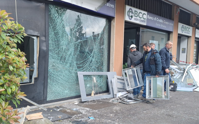 Bancomat fatto saltare con l’esplosivo: frammenti trovati in tutta la strada