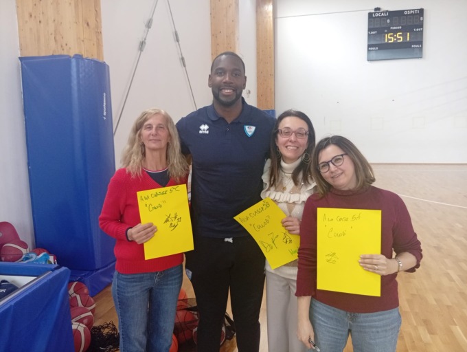 La Pallacanestro Cantù porta il basket nelle scuole