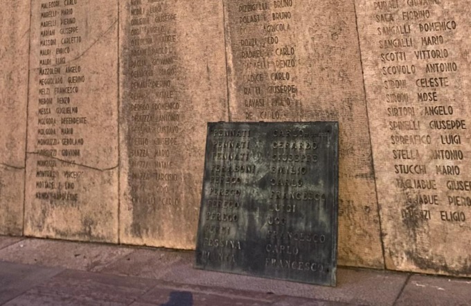 Vandali scatenati: pali sradicati e Monumento danneggiato