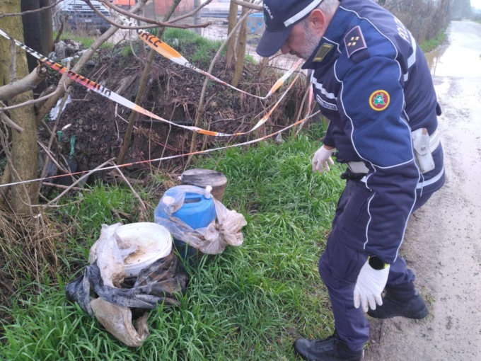 Abbandonano rifiuti in modo illecito: commercianti denunciati