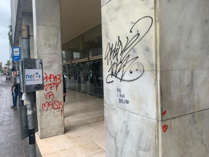 Vandalizzato il Teatro Manzoni, arriva la vernice anti graffiti