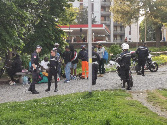 Bevono alcool in stazione: sanzionati