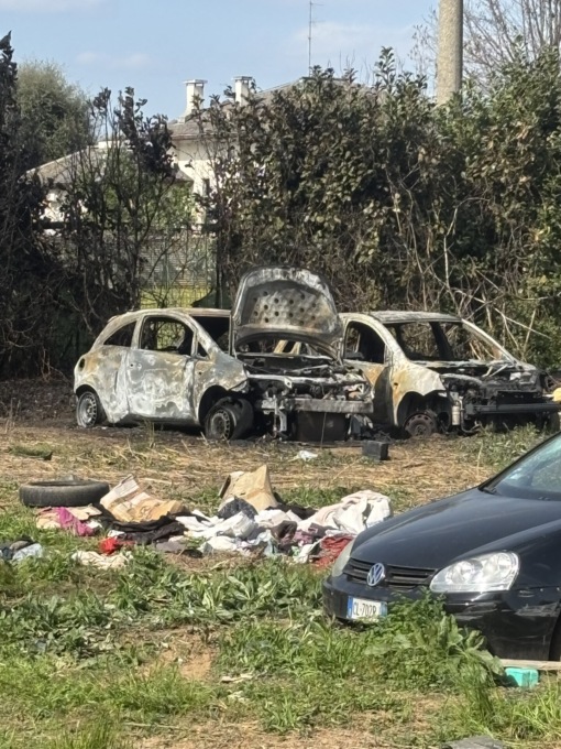 Due auto in fiamme nel cortile della casa sgomberata