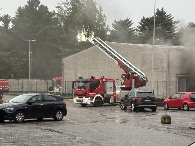 Incendio alla Rivolta Carmignani, a fuoco il reparto tessile