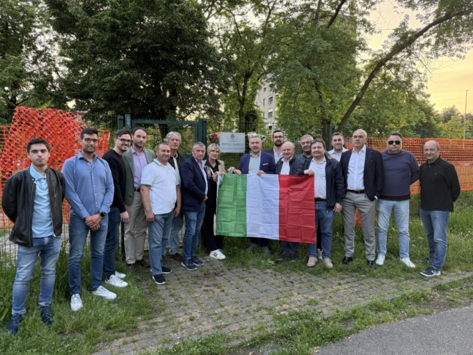 La Destra commemora Ramelli davanti ai giardini chiusi
