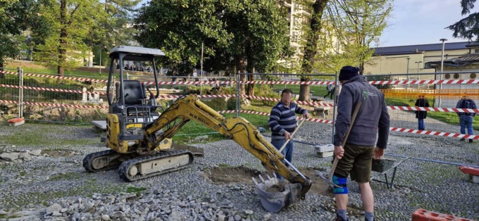 Iniziati i lavori nei giardini del piazzale della stazione