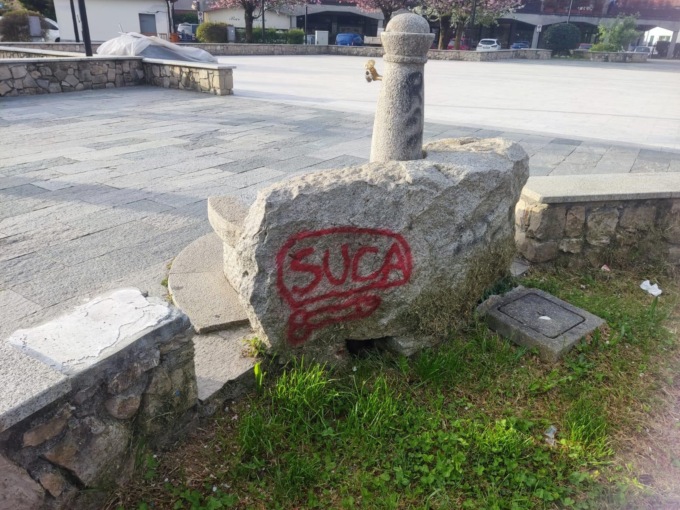 Vandali imbrattano i Giardini Padani