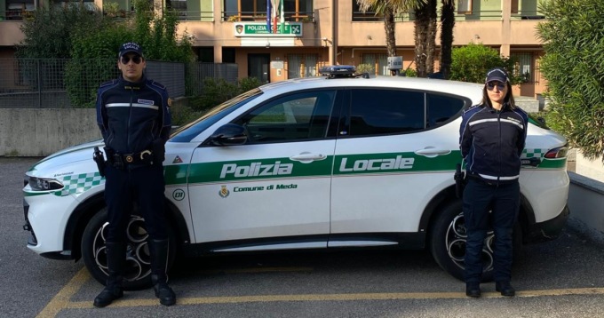 Fa una manovra azzardata e la Polizia Locale lo insegue per multarlo, poi la scoperta: stava correndo in ospedale con la moglie partoriente