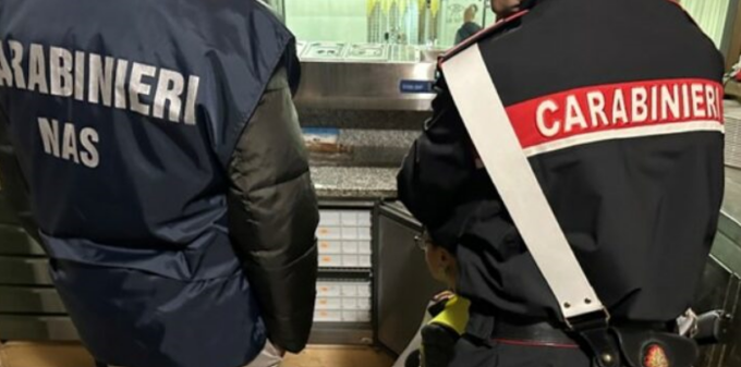 Riscontrano gravi carenze durante l’ispezione del bar, denunciata la titolare 