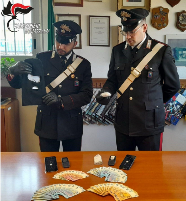 Fermato dopo un inseguimento e trovato con droga e oltre mille euro in contanti