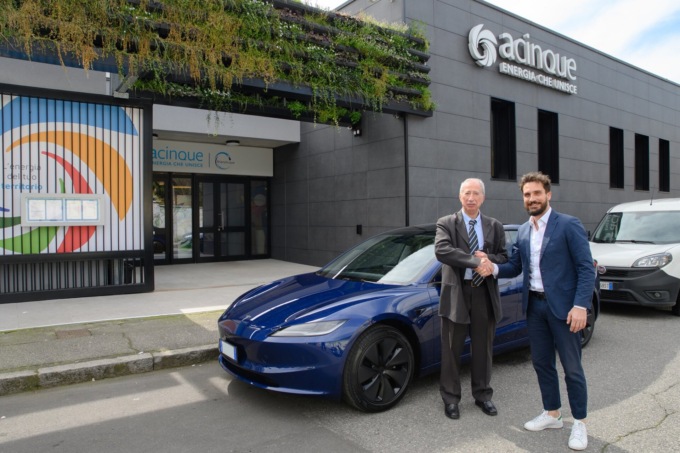 Vince il concorso di Acinque: il premio è una Tesla