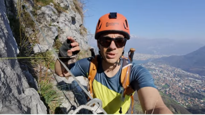 Giovane Youtuber morso da una vipera: “Fortunatamente sono qui a raccontarlo…”