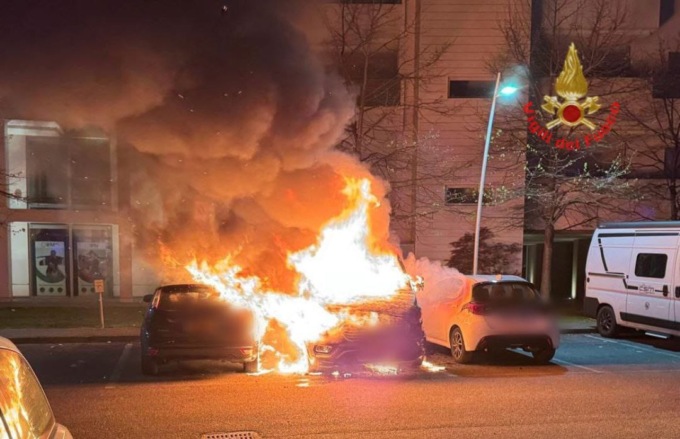 Rogo distrugge furgone e auto: indagini in corso