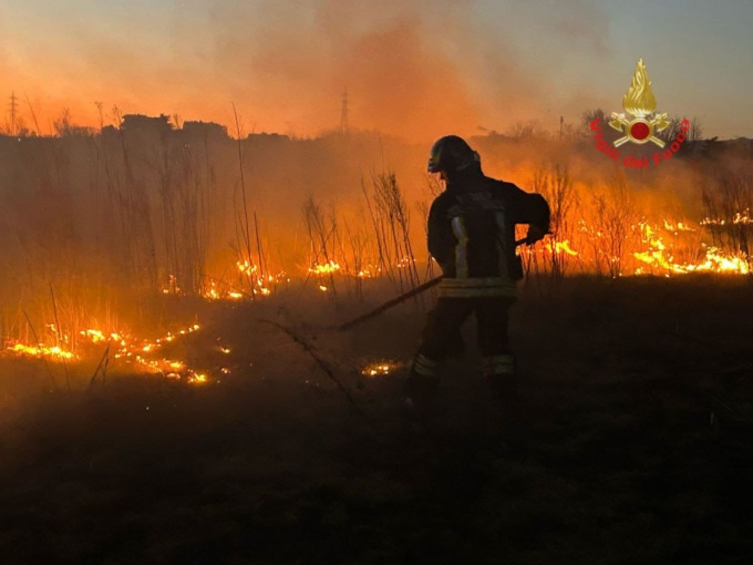 Fiamme in un campo agricolo e in un’area boschiva