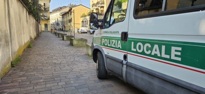 Urtata da un’auto mentre attraversa la strada, cade e batte la testa: paura in centro città