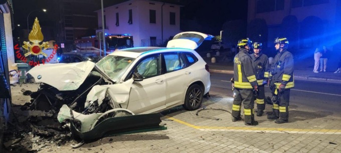 Perde il controllo dell’auto e provoca una maxi carambola
