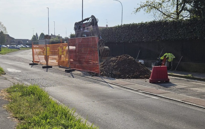 Cede una tubatura e si apre una voragine in strada
