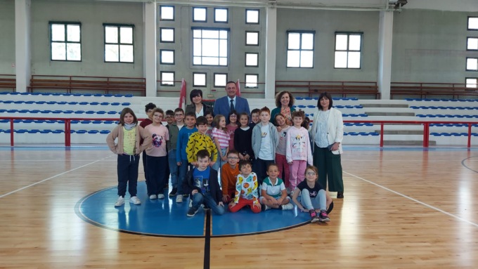 Dopo due anni di chiusura, riapre la palestra con il nuovo campo da basket