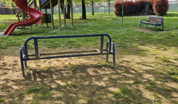 Vandalismi e notti brave al Parco degli Alpini: colpita anche la panchina di Giulia