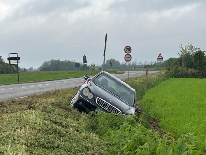 Con l’auto nel fosso, paura per una 20enne