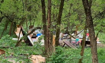 In mezzo al bosco spunta un accampamento abusivo