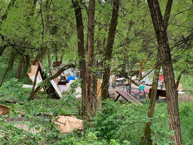 In mezzo al bosco spunta un accampamento abusivo