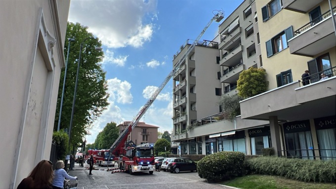 Fiamme sul terrazzo: arrivano i Vigili del fuoco