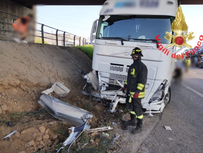 Incidente in Valassina, camion contro il guardrail