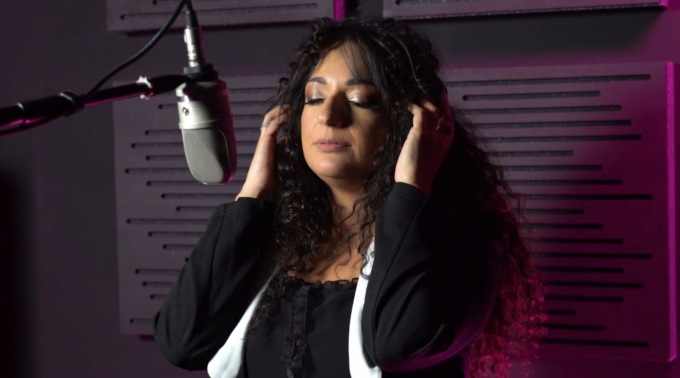 Vigilessa e cantautrice, Laura Castronuovo si racconta attraverso la musica