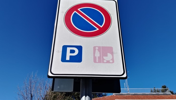 Parcheggi rosa, ecco come richiedere il contrassegno