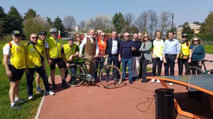 In bici e a piedi per inaugurare la pista ciclabile
