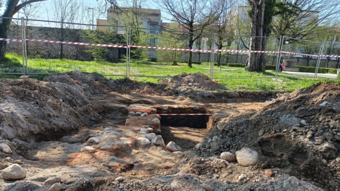 Dagli scavi per il roseto emergono mura antiche