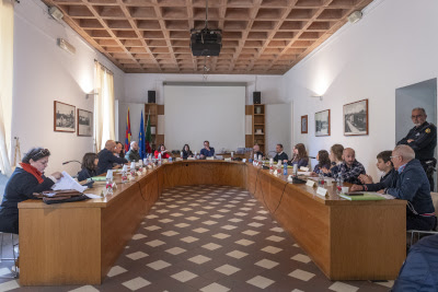 Giovani e adulti a confronto nella seduta del Consiglio comunale dei ragazzi