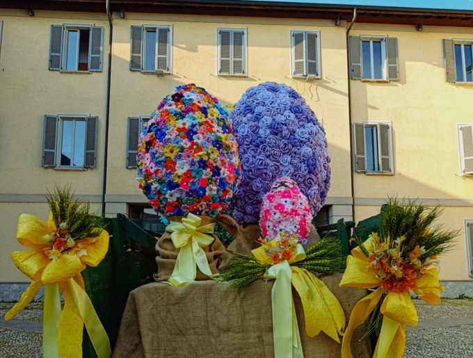 Le uova di Pasqua all’uncinetto davanti al Municipio