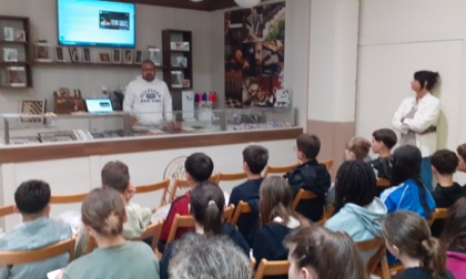 Studenti in visita alla cioccolateria