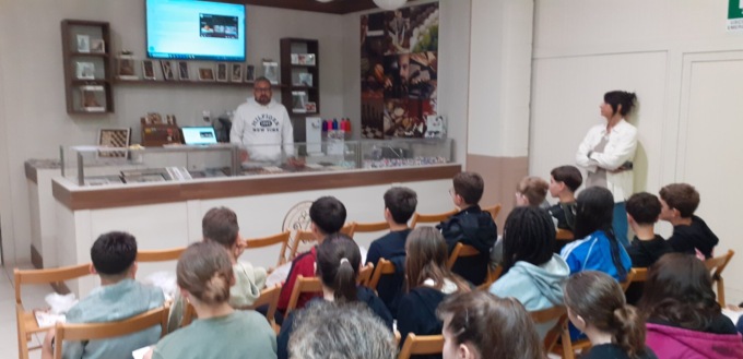 Studenti in visita alla cioccolateria
