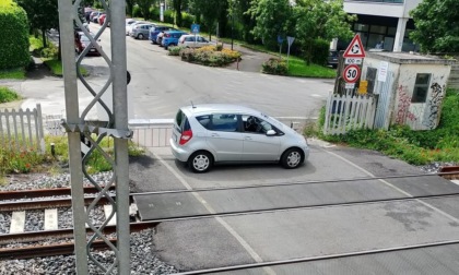 Auto intrappolata tra le sbarre del passaggio a livello, automobilista multato