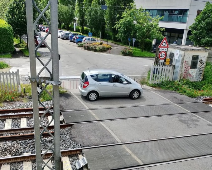 Auto intrappolata tra le sbarre del passaggio a livello, automobilista multato