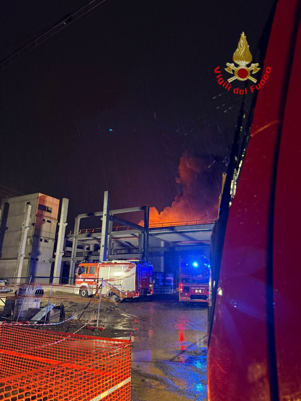 Monza incendio rogo via Pompei causato da un fulmine vigili del fuoco