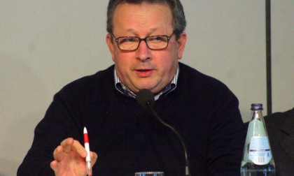 Coperta con un manifesto la targa dedicata a Cesarino Monti