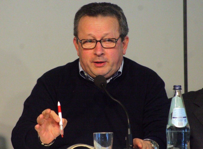 Coperta con un manifesto la targa dedicata a Cesarino Monti