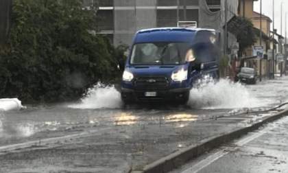 Forti piogge, strade allagate in città