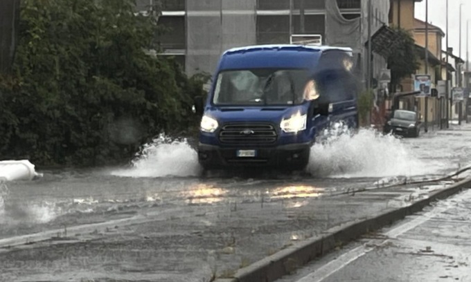 Forti piogge, strade allagate in città
