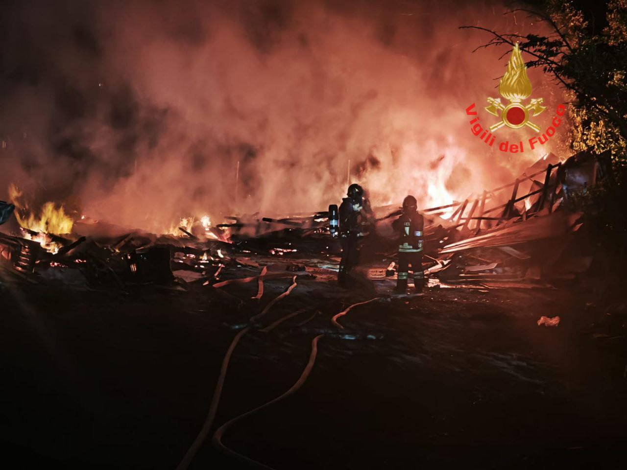 Burago Molgora incendio rifiuti abbandonati zona agricola pompieri vigili del fuoco
