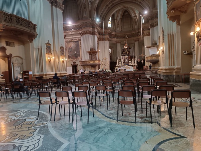 Benefattrice anonima dona 350 sedie alla Basilica