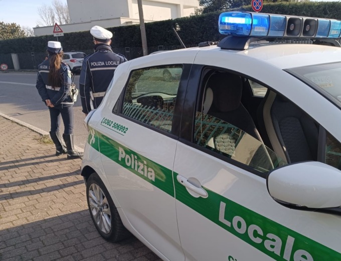 Ha un malore in auto, soccorsa dagli agenti della Polizia Locale