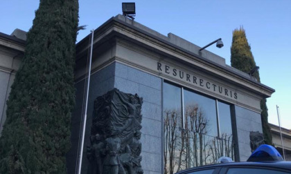 Ladri scatenati al cimitero: «Microchip nei vasi contro i furti»