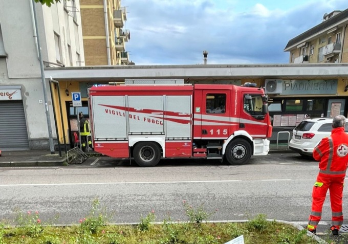 Non lo vedevano da giorni, 64enne trovato morto in casa