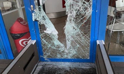 Spaccata al bar con un tombino: magro il bottino, prelevati 200 euro